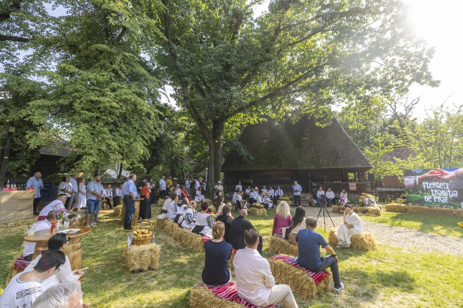 „Ștergem tradiția de praf” este manifestul Profi și Goldfish Project pentru gustul autentic românesc 2 Stergem Traditia de Praf in curtea Muzeului Satului