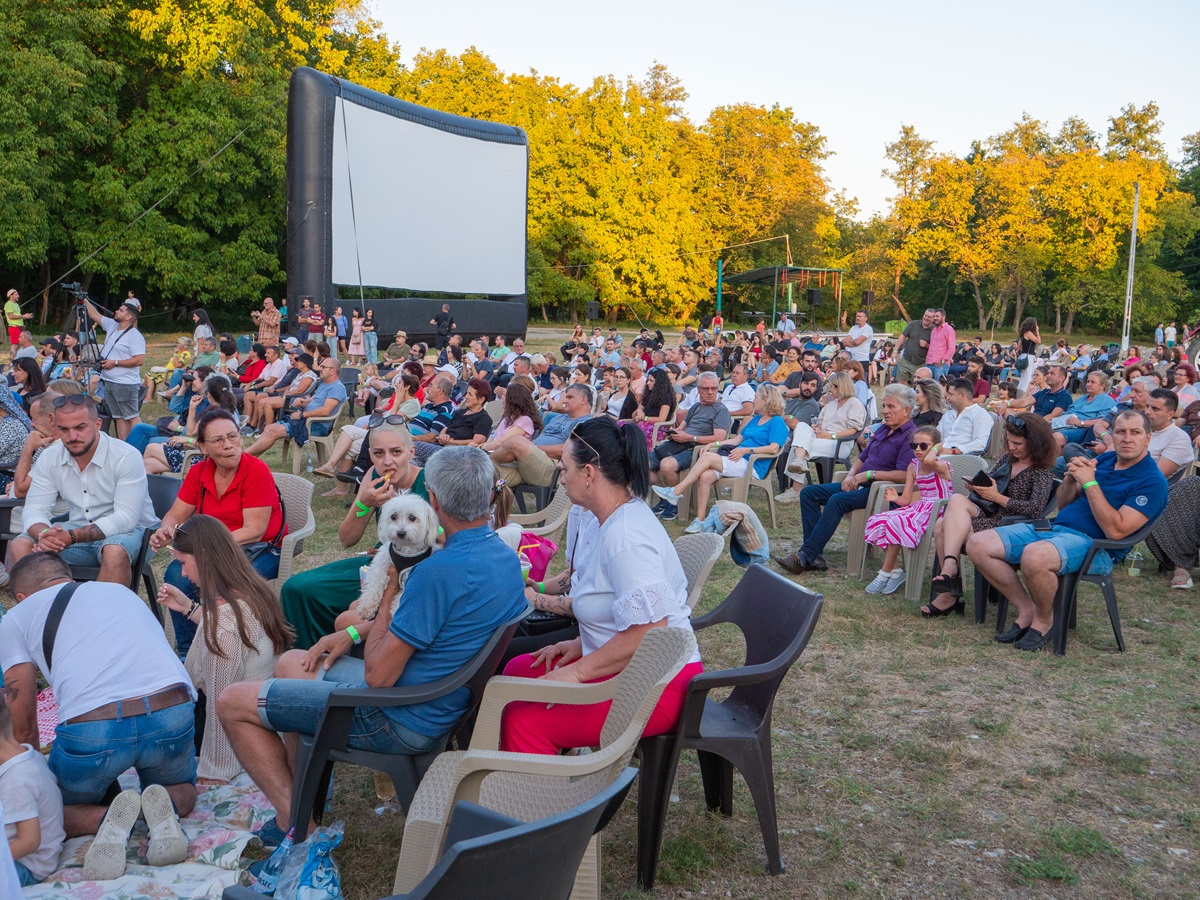 Peste 1500 de participanți la prima seară de Film în Sat de la Peștișani