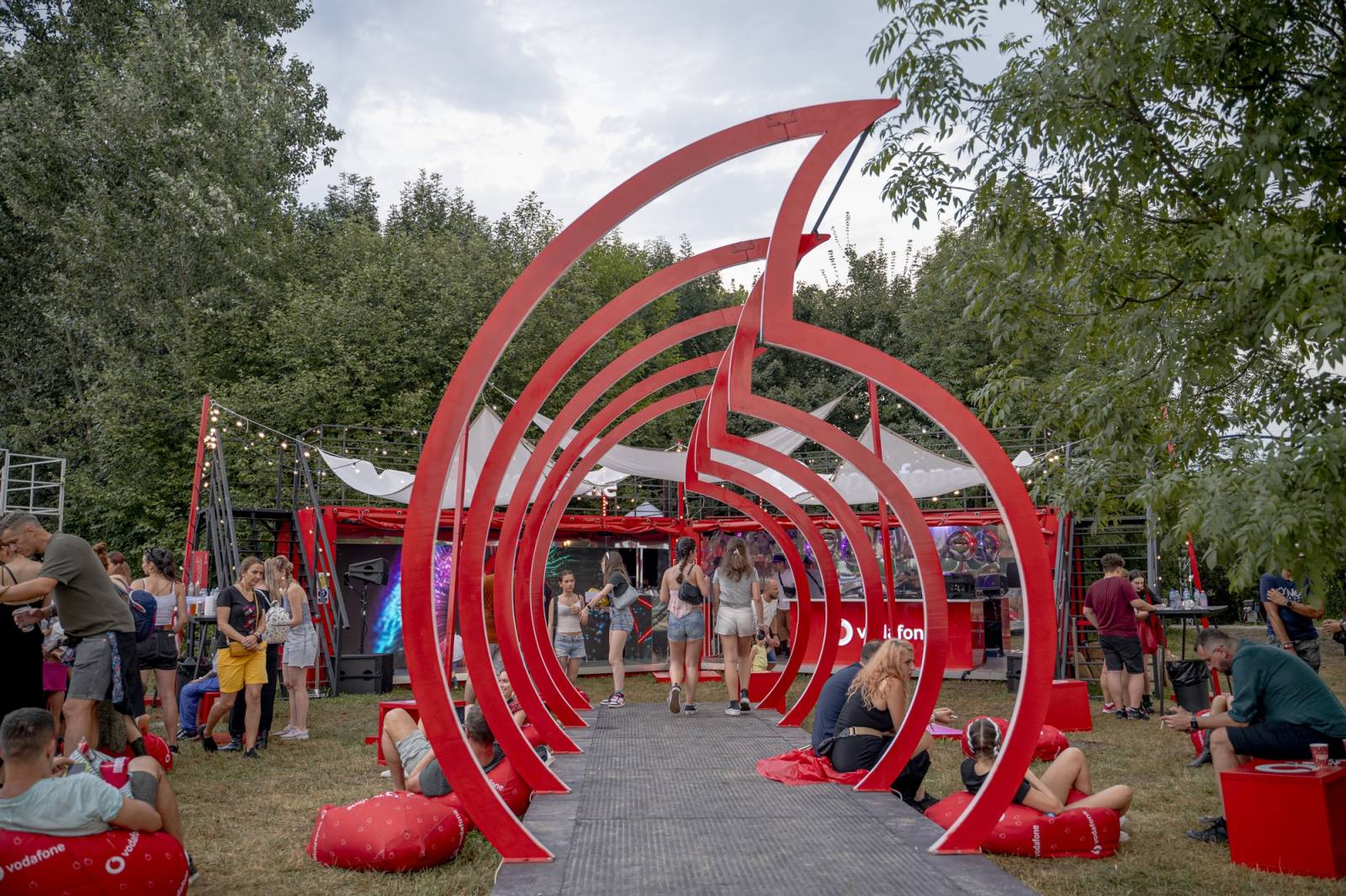 „Nu e Nu. Oricând spui tu”. O discuție esențială adusă în prim plan de Vodafone și Fundația Vodafone 3 NU e NU la Electric Castle 2024 Foto 2