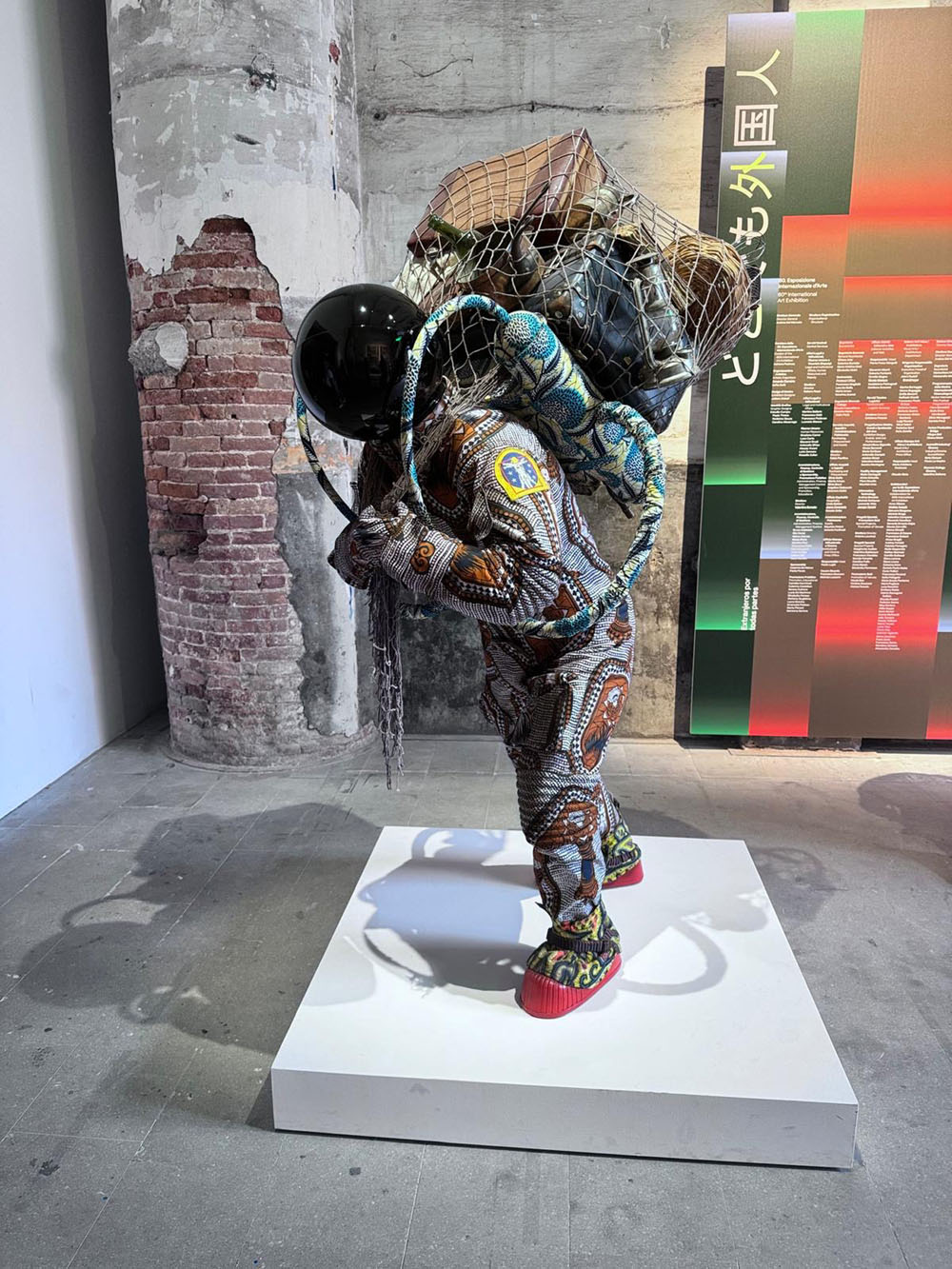 Andreea Lupu: Cum să înțelegem arta atunci când își schimbă canoanele? 2 NUCLEO CONTEMPORANEO Yinka Shonibare Refugee Astronaut