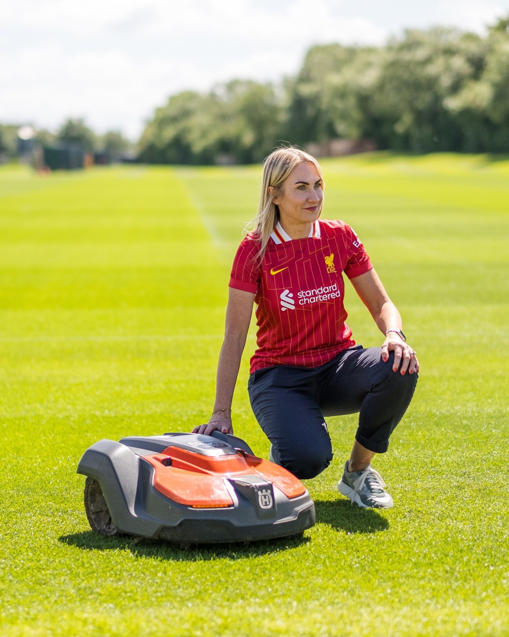 Gazonul clubului Liverpool, îngrijit de echipamente Husqvarna