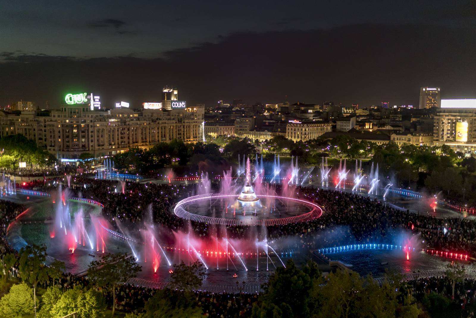 Spectacolele de apă, muzică și lumini de la Fântânile Urbane sărbătoresc din 26 iulie performanța ol...
