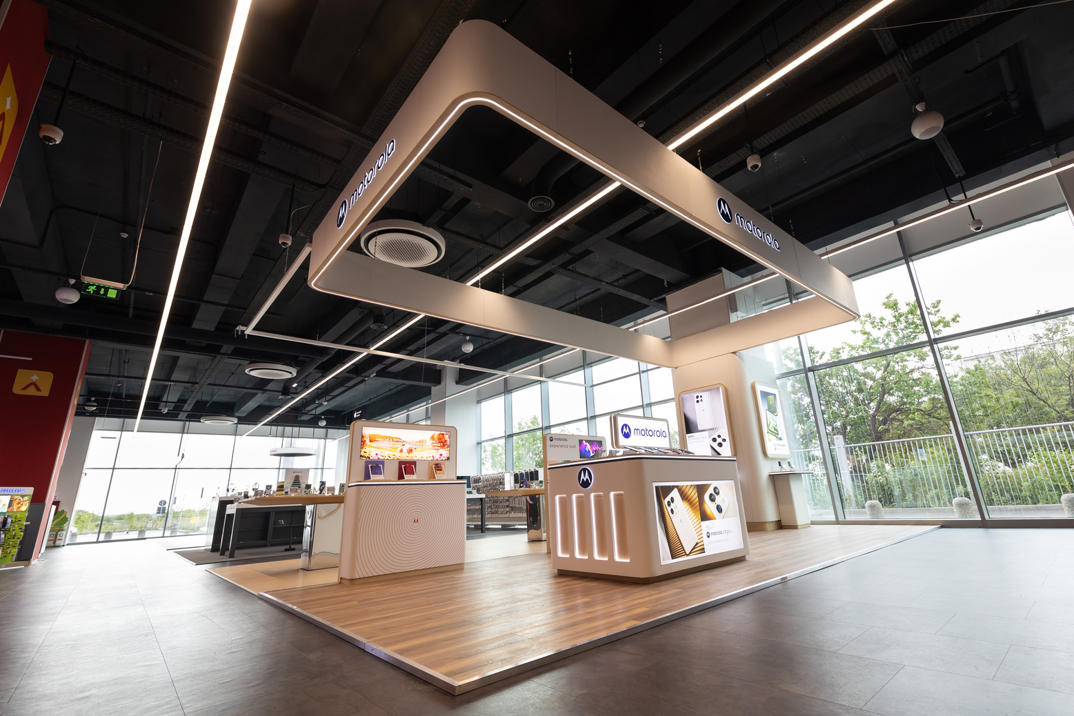 Motorola deschide primul magazin de tip shop-in-shop din România