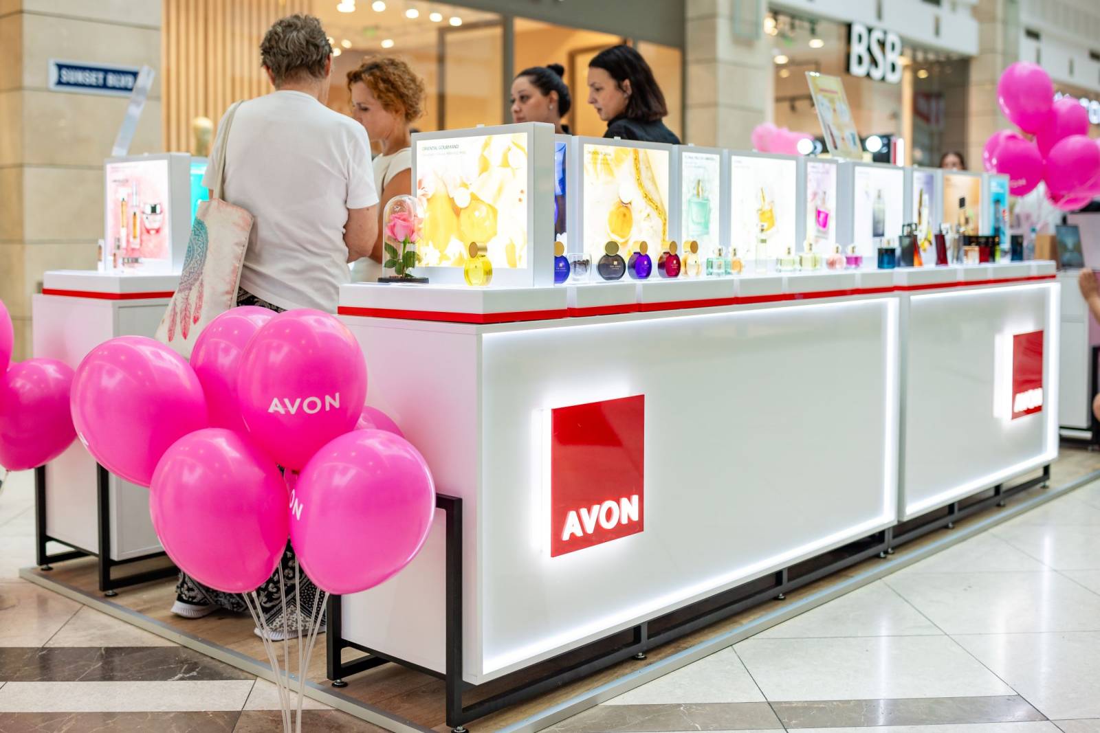 Avon deschide primul magazin de brand, în sistem de franciză