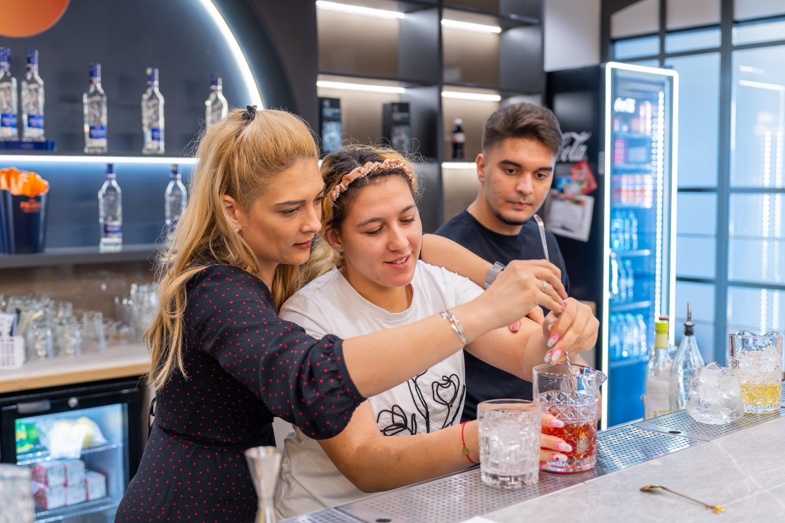 Cum pot ajunge tinerii vulnerabili să aibă o carieră ca barista sau barman