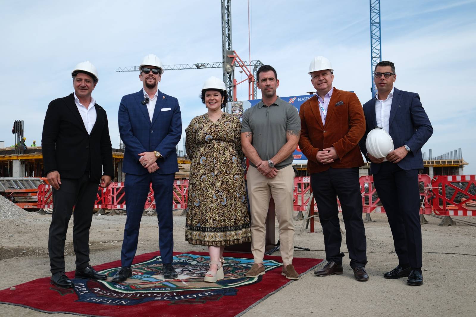 Ceremonia primelor caramizi Santier campus Mark Twain Cosmopolis