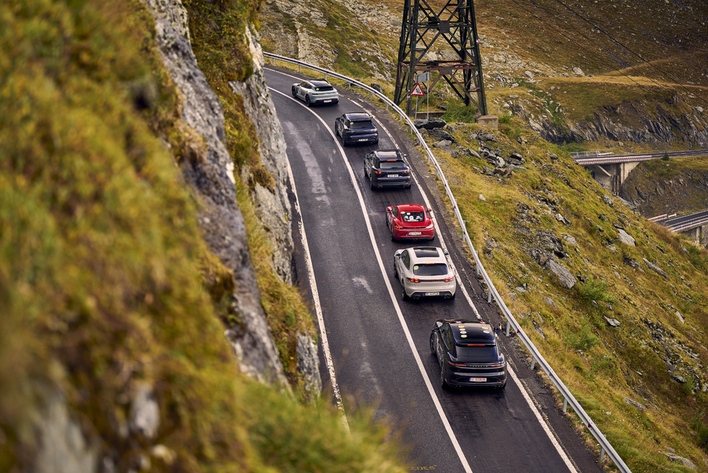 Peste 100 de mașini Porsche „invitate” la aniversarea de 50 de ani a celebrului drum Transfăgărășan