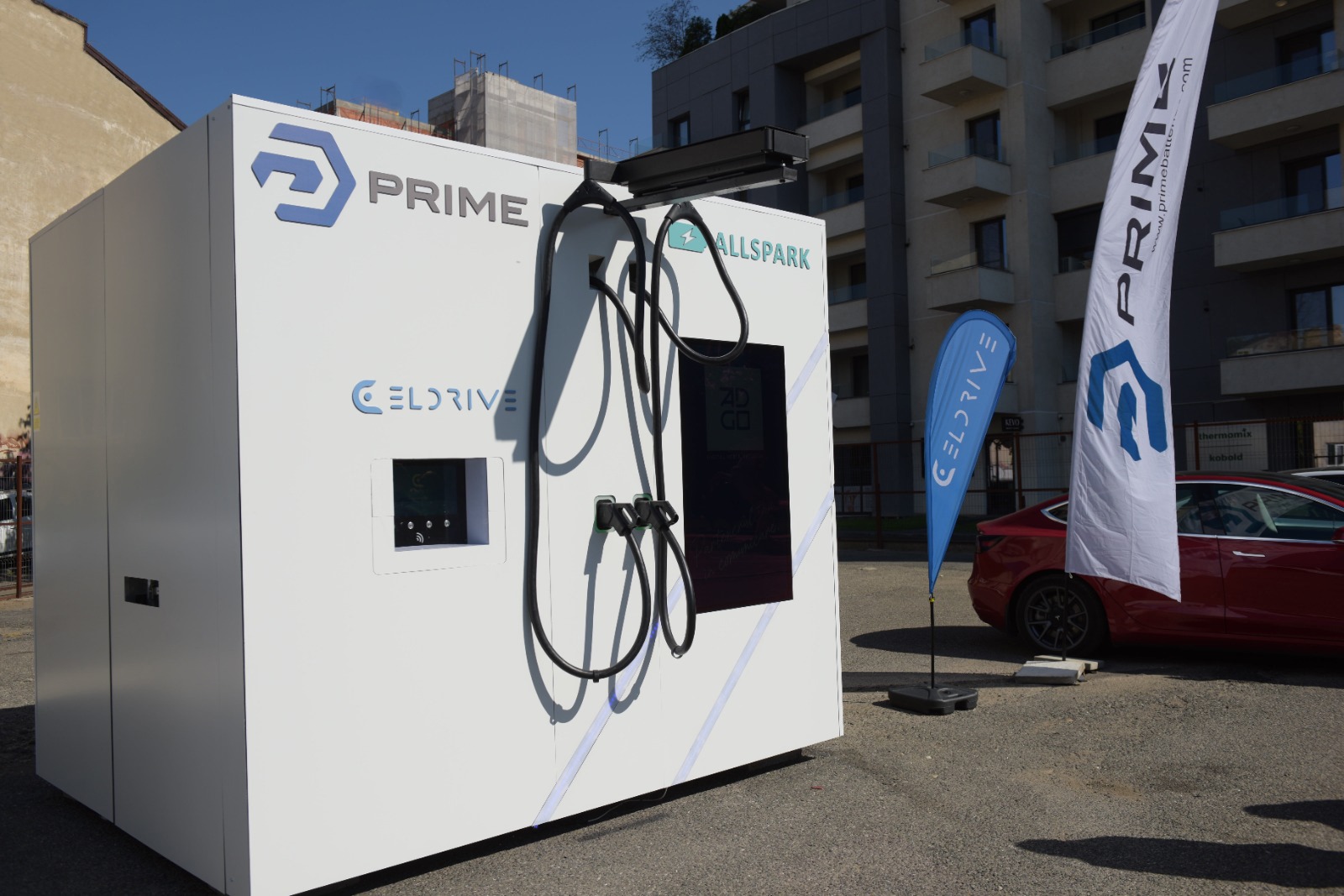 Prime Batteries Technology a prezentat cubul de energie pentru încărcarea mașinilor electrice