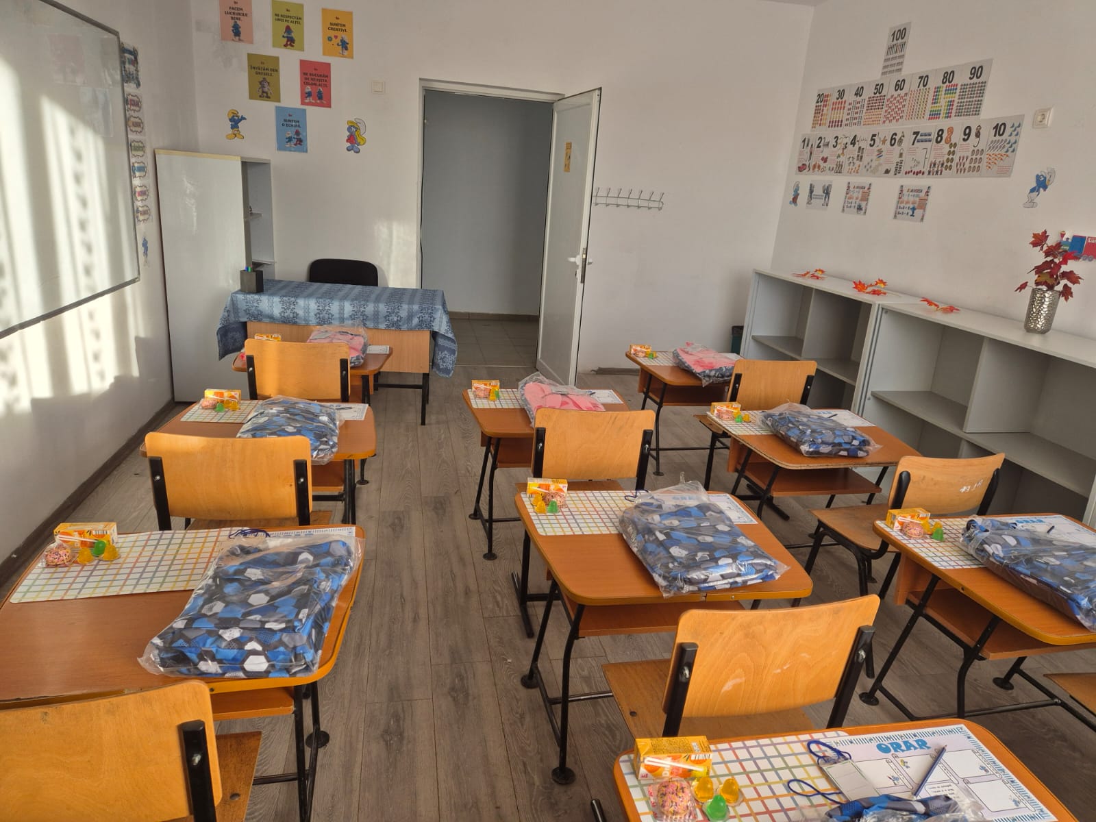 Copiii din trei școli rurale au primit ghiozdane complet utilate pentru prima zi de școală