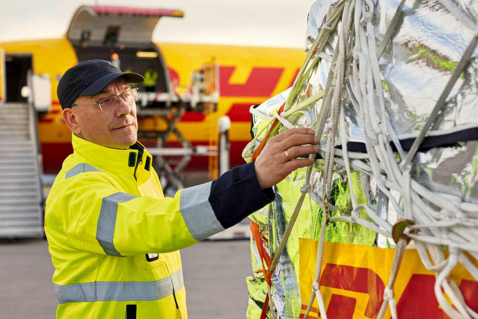 DHL se pregătește pentru sezonul de vârf în livrări. Crește capacitatea de transport aerian