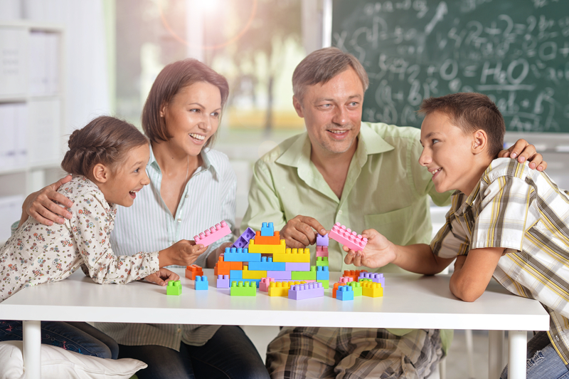 Studiu LEGO: Unu din cinci părinți din România nu s-a jucat niciodată cu copilul său