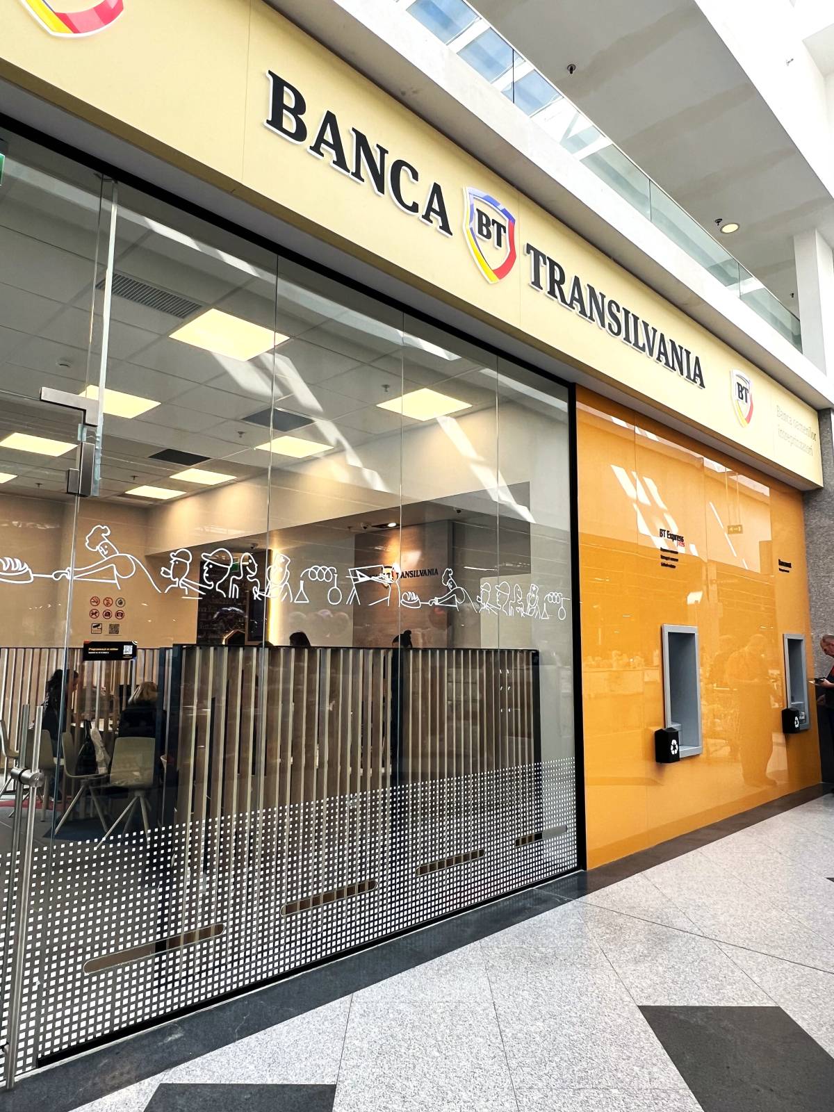 Clienții OTP Bank își pot ridica cardurile din sediile Băncii Transilvania