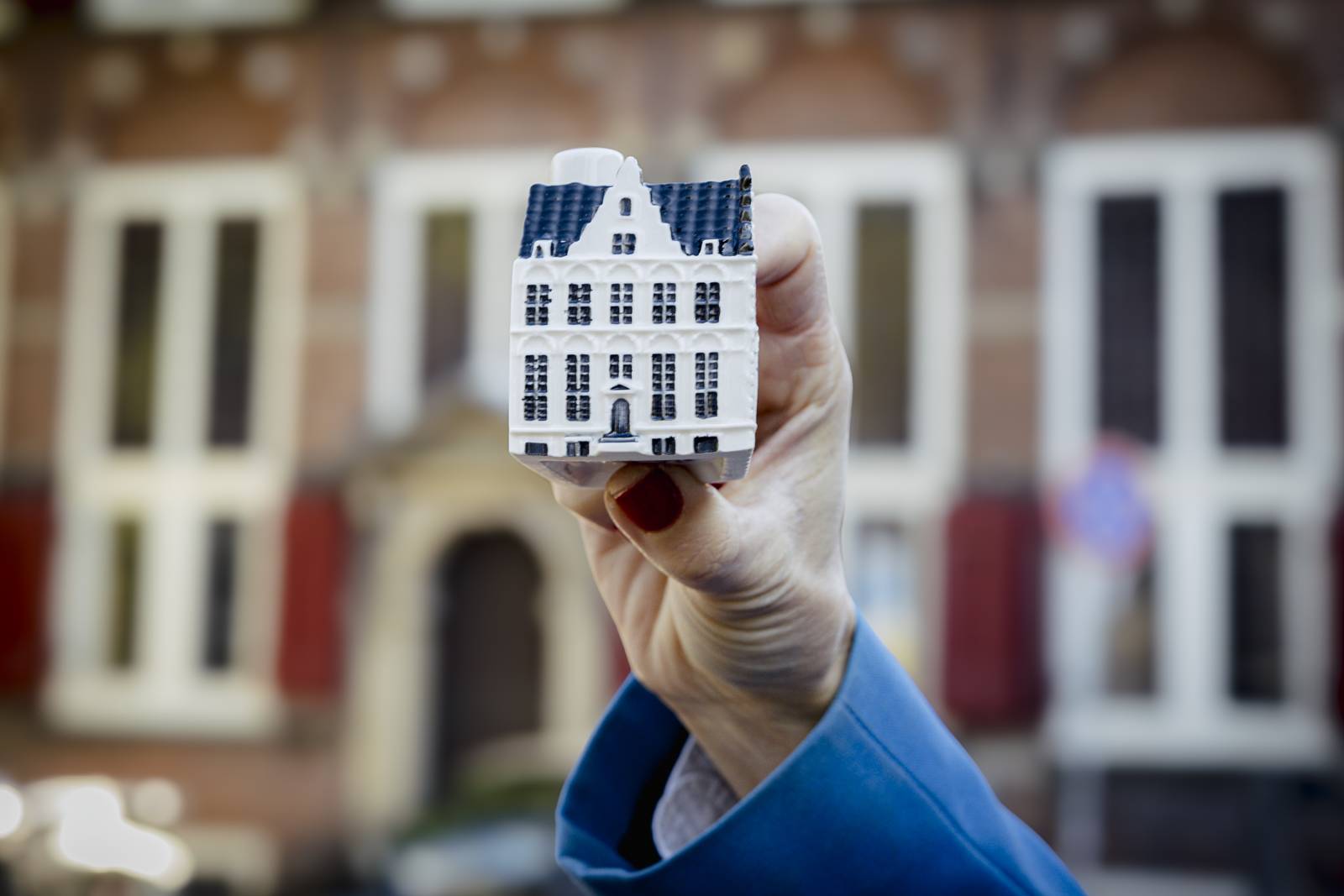 KLM aniversează 105 ani cu o nouă casă Delft Blue, în Amsterdam