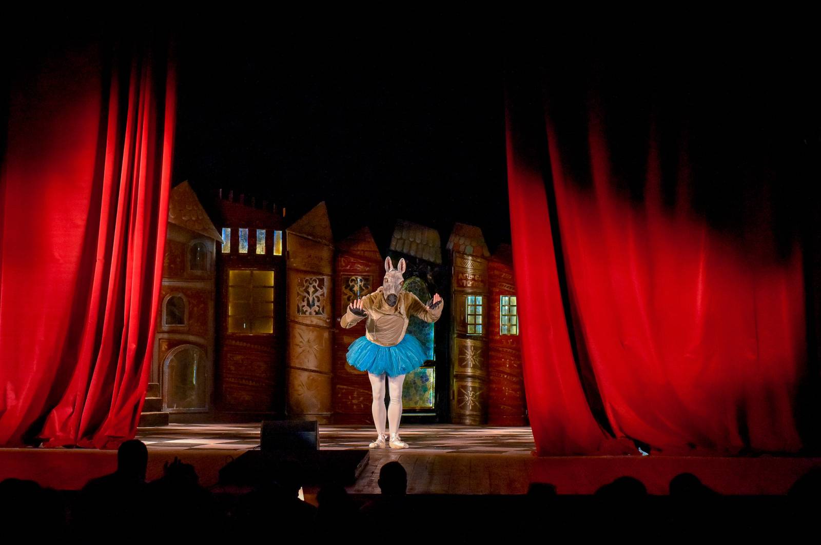 MINA prezintă „Revolta poveștilor” – primul spectacol de teatru imersiv pentru copii din România, în...
