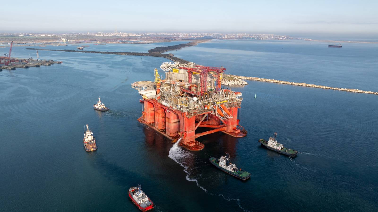 Platforma pentru forajele de la Neptun Deep a ajuns în România