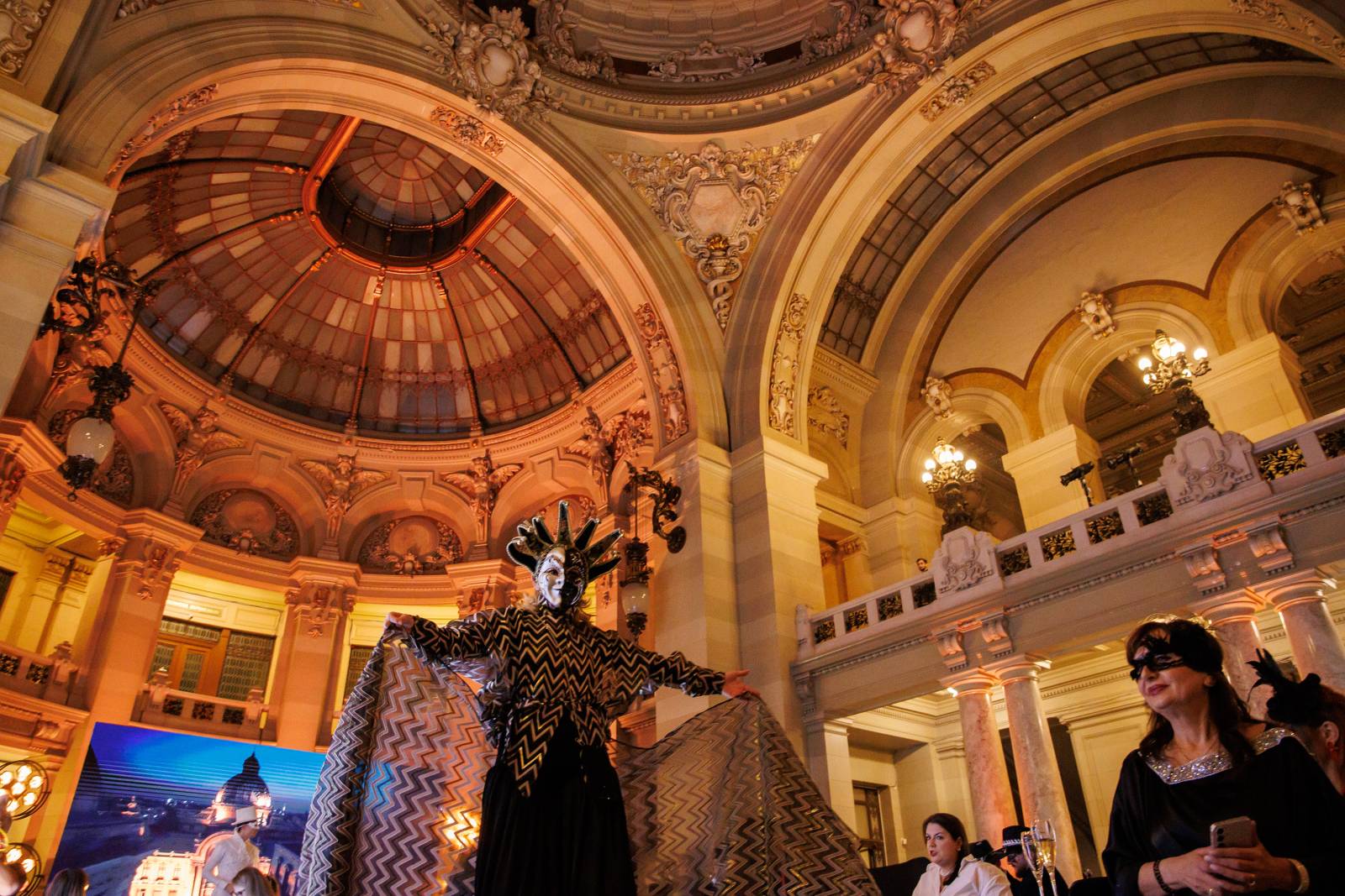 Gala The Culture of Luxury, organizată de revista Haute Culture sub forma unui bal mascat ca în Micu...