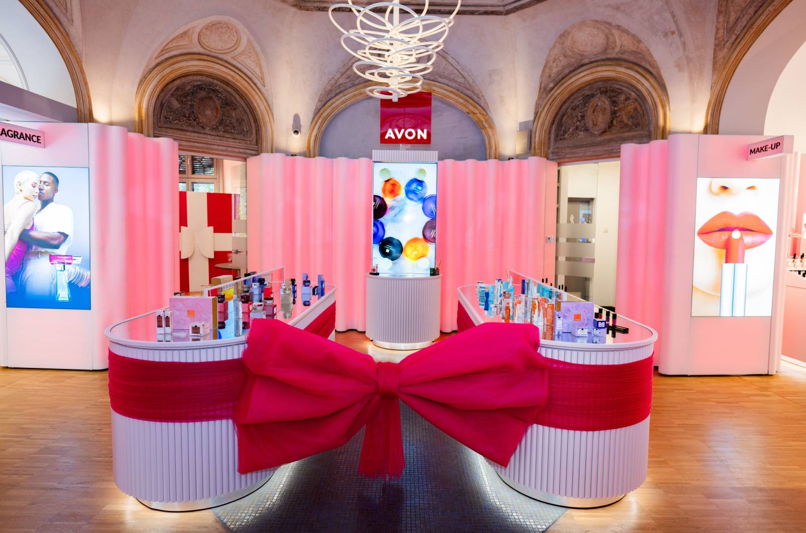 Avon deschide propriul concept store în București