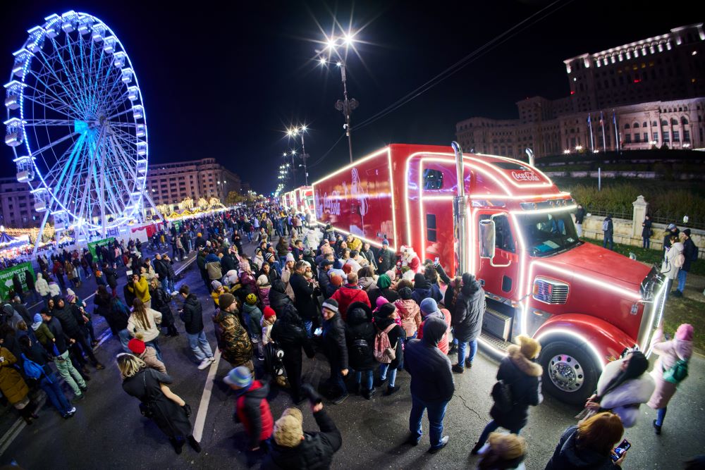 Caravana Coca-Cola de Crăciun se pregătește de start. Concert Nicole Cherry în Piața Constituției