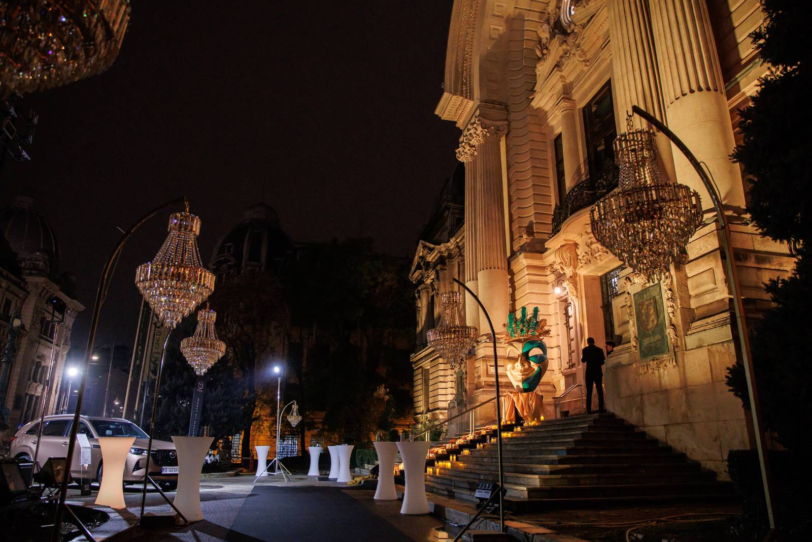 Gala The Culture of Luxury, organizată de revista Haute Culture sub forma unui bal mascat ca în Micul Paris de odinioară 1 Intrarea in Palatul CEC la Gala The Culture of Luxury organizata de revista Haute Culture foto Andrei Gindac