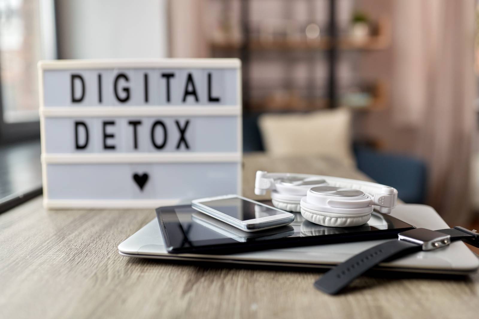 Studiu Reveal Marketing Research: Pauza de la mediul online și tehnologie câștigă teren