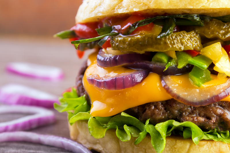Tazz: Burgerul, produsul vedetă al anului în România, cu peste 3 milioane de comenzi