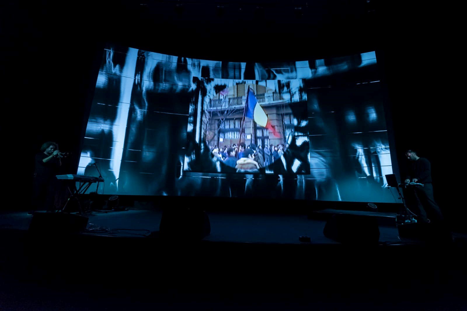 Petre Ionuțescu a lansat oficial varianta remix a coloanei sonore pentru documentarul artistic Revo...