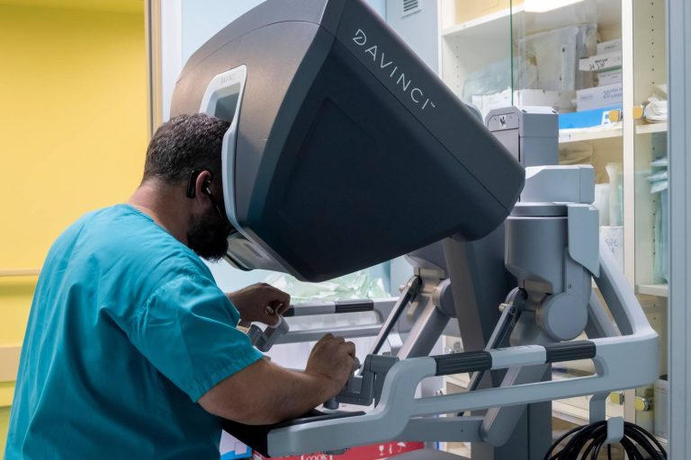 poza operatie tiroidectomie robotica poza medic