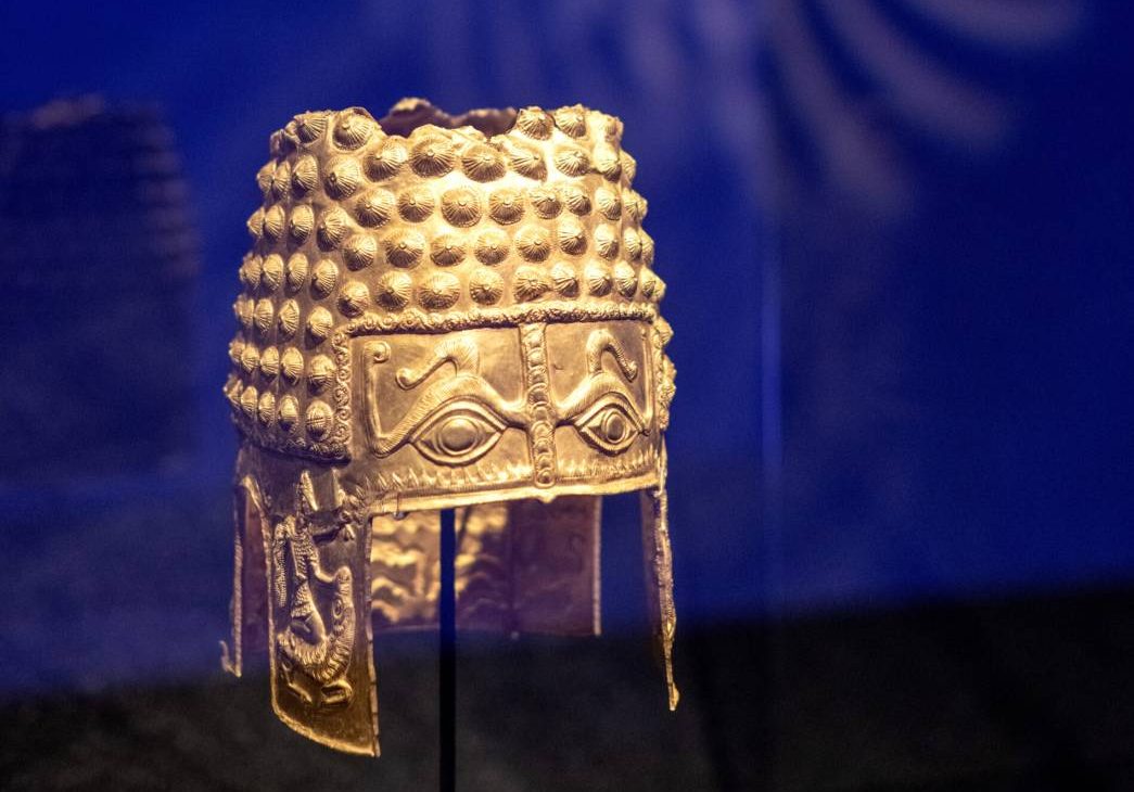 Coiful expus in Dacia Rijk van goud en zilver e1737821641178