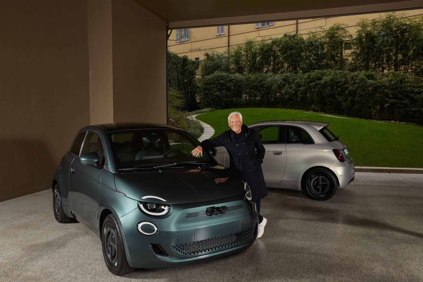 FIAT livrează primele două exemplare „500e Giorgio Armani Collector’s Edition” la deschiderea Săptăm...