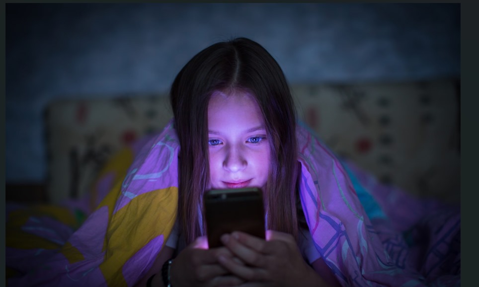 Intervalul de vârstă la care copiii utilizează rețelele sociale a scăzut la 5 – 10 ani, chiar dacă l...