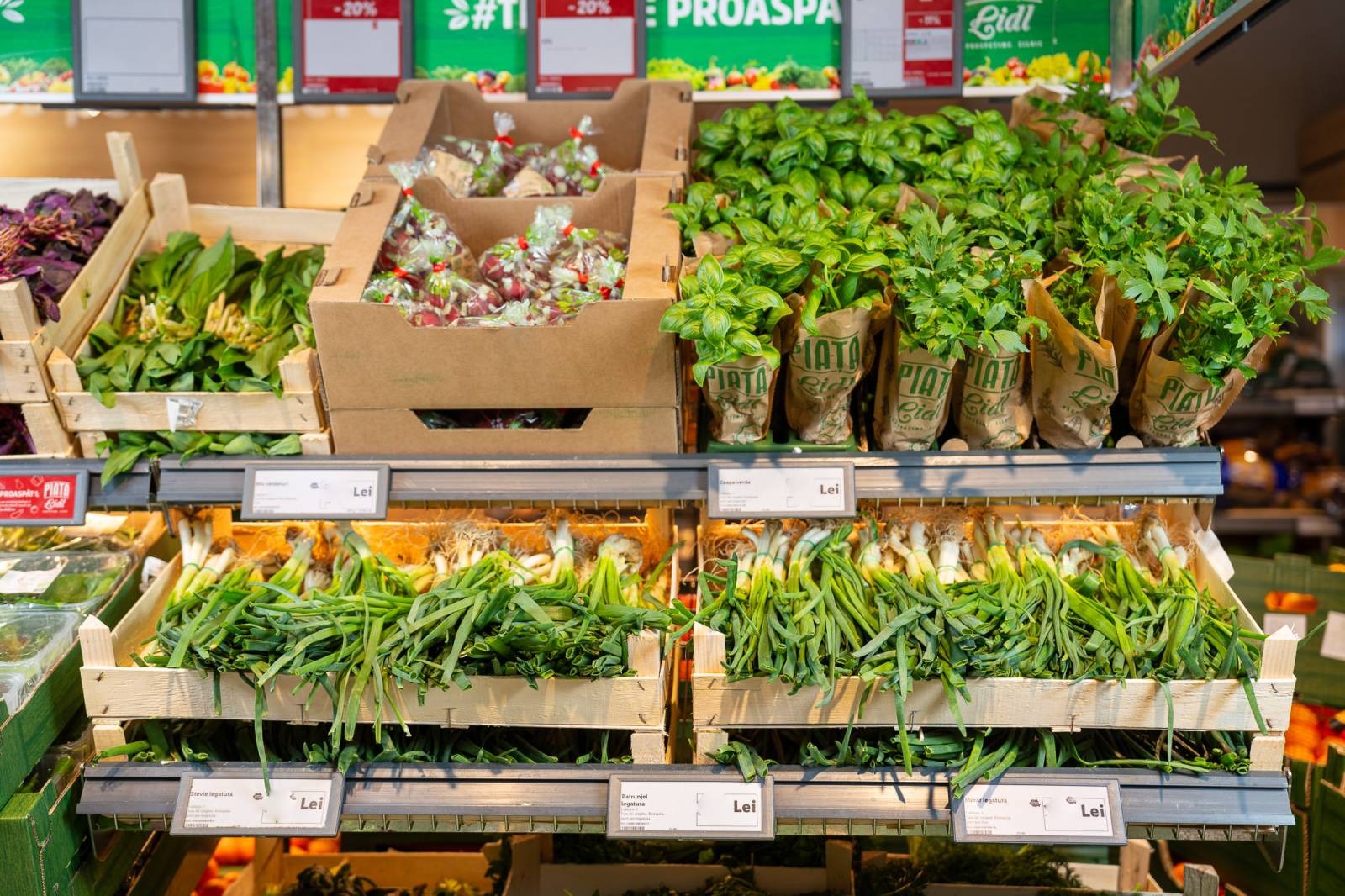 Doar verdețuri românești în Piața Lidl