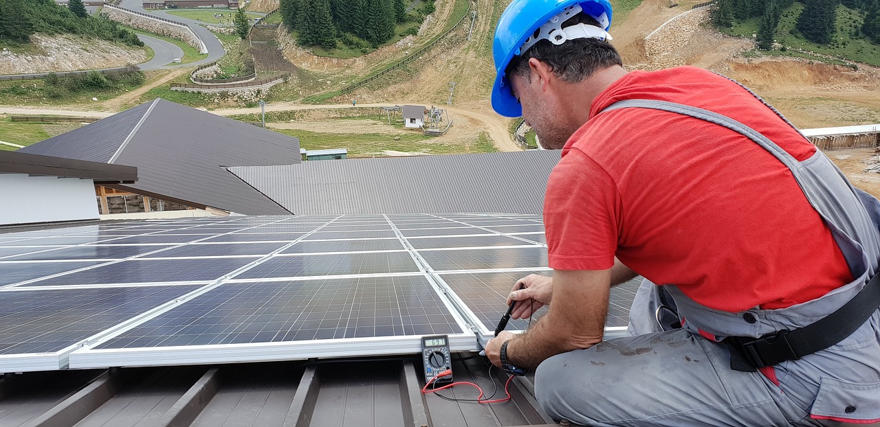 Crește interesul pentru panourile fotovoltaice. 7 din 10 proprietari de case vor energie verde