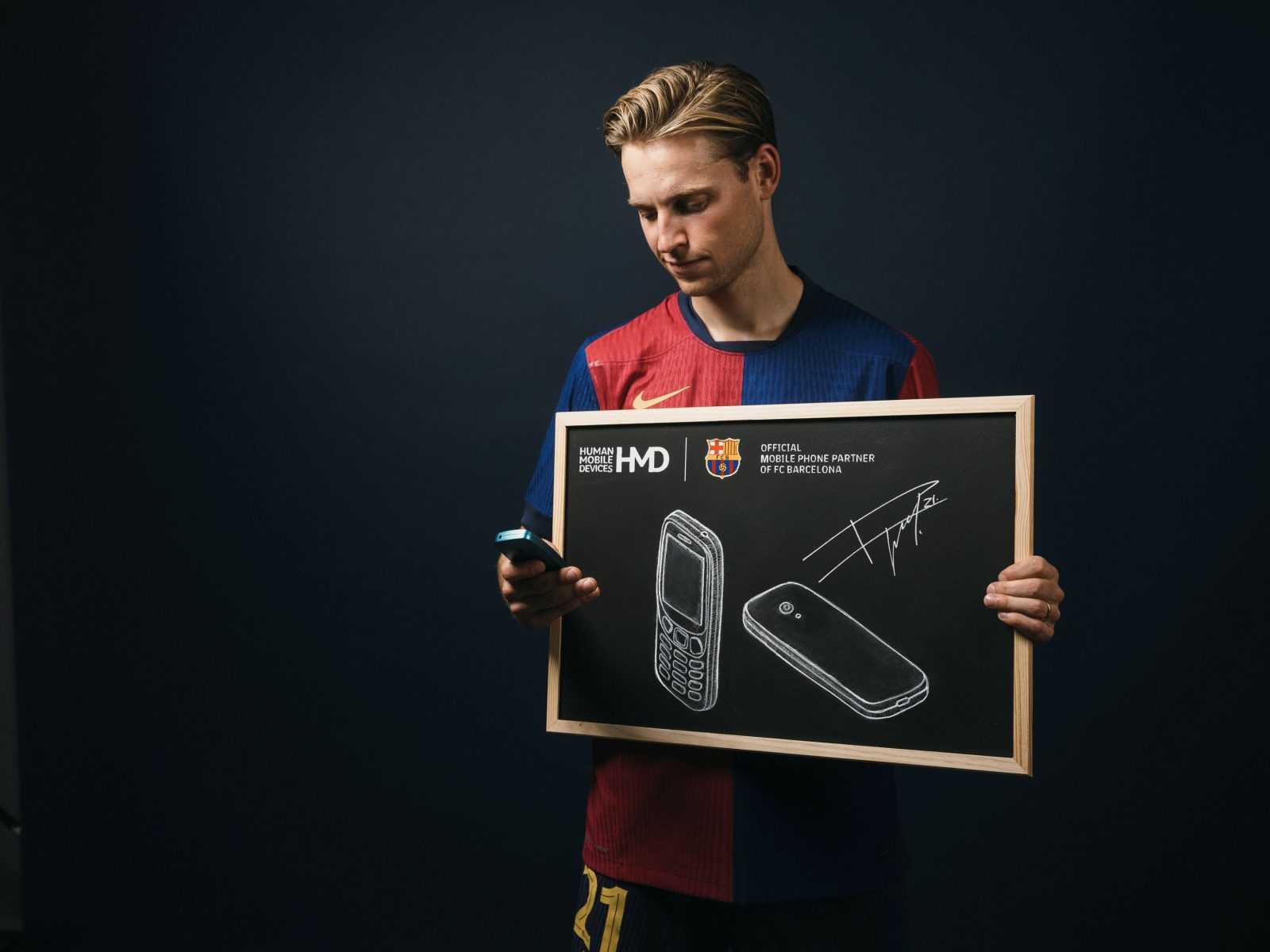 Telefonul pentru un meci de fotbal pe stadion: HMD 3210 Barça de la FC Barcelona