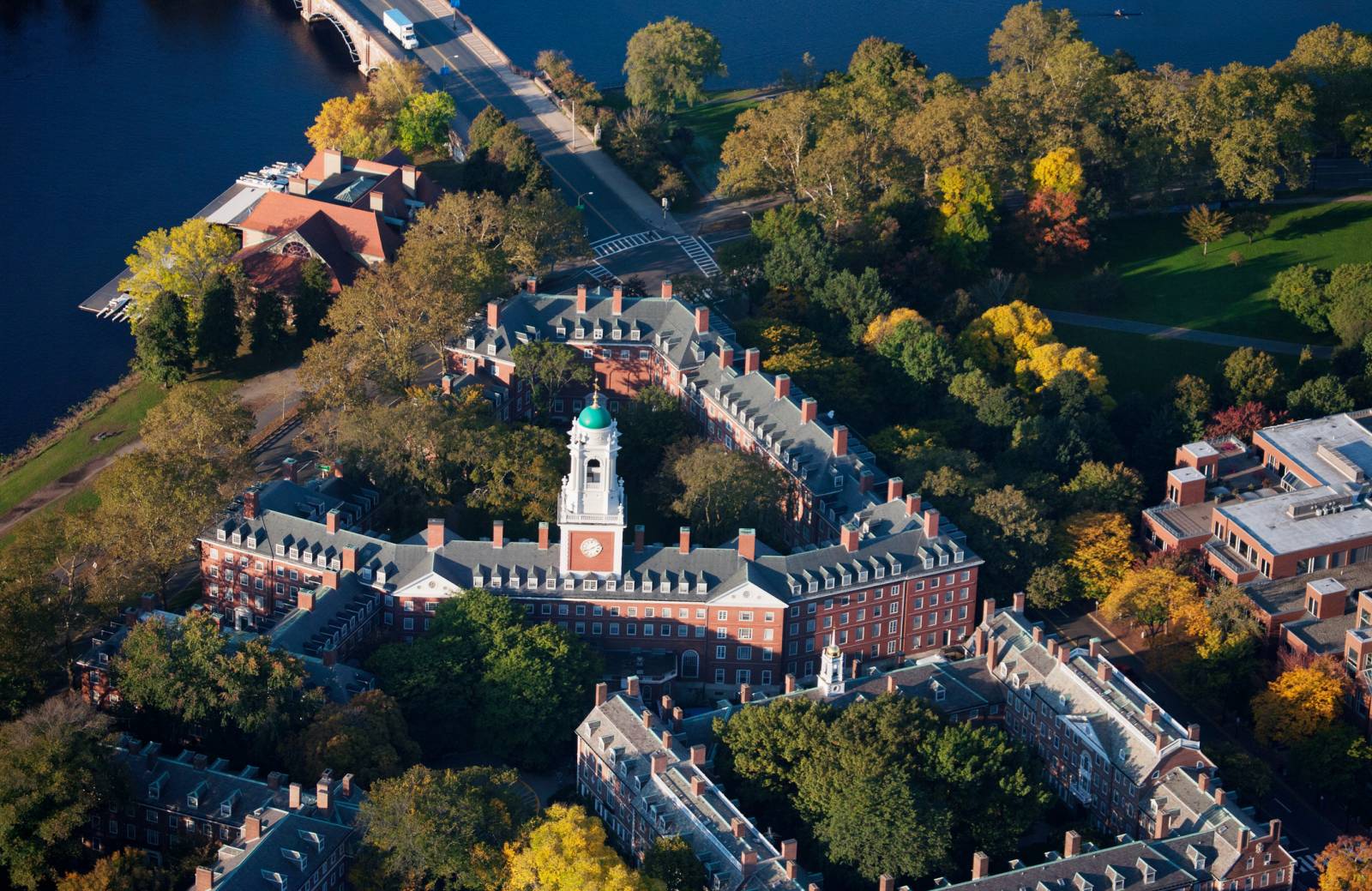 România "exportă" capital uman. Tinerii pleacă să studieze în străinătate 3 Harvard dreamstime m 26129237