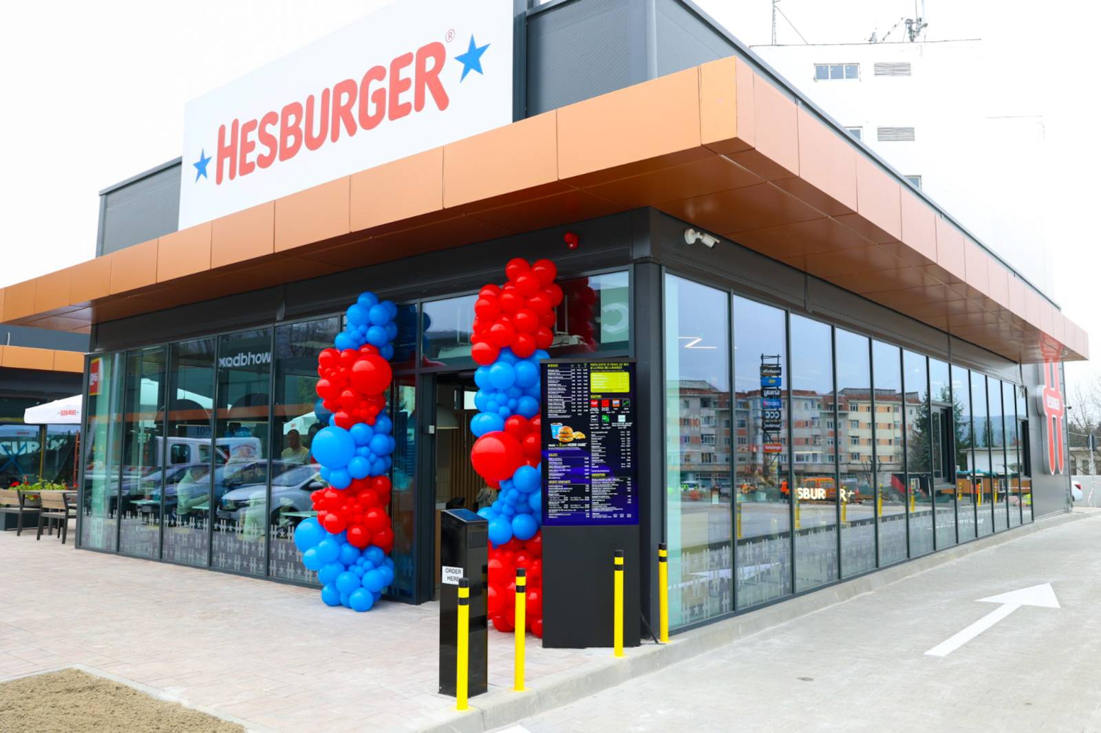 Hesburger deschide primul restaurant drive-in din România, la Curtea de Argeș