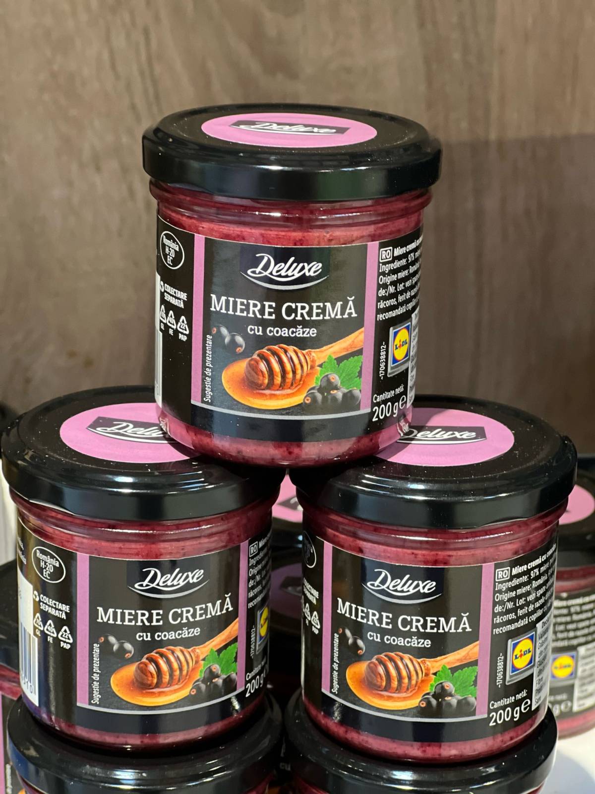 Lidl produce la Vaslui, sub marca proprie Deluxe, un produs inovator: mierea cremă cu fructe