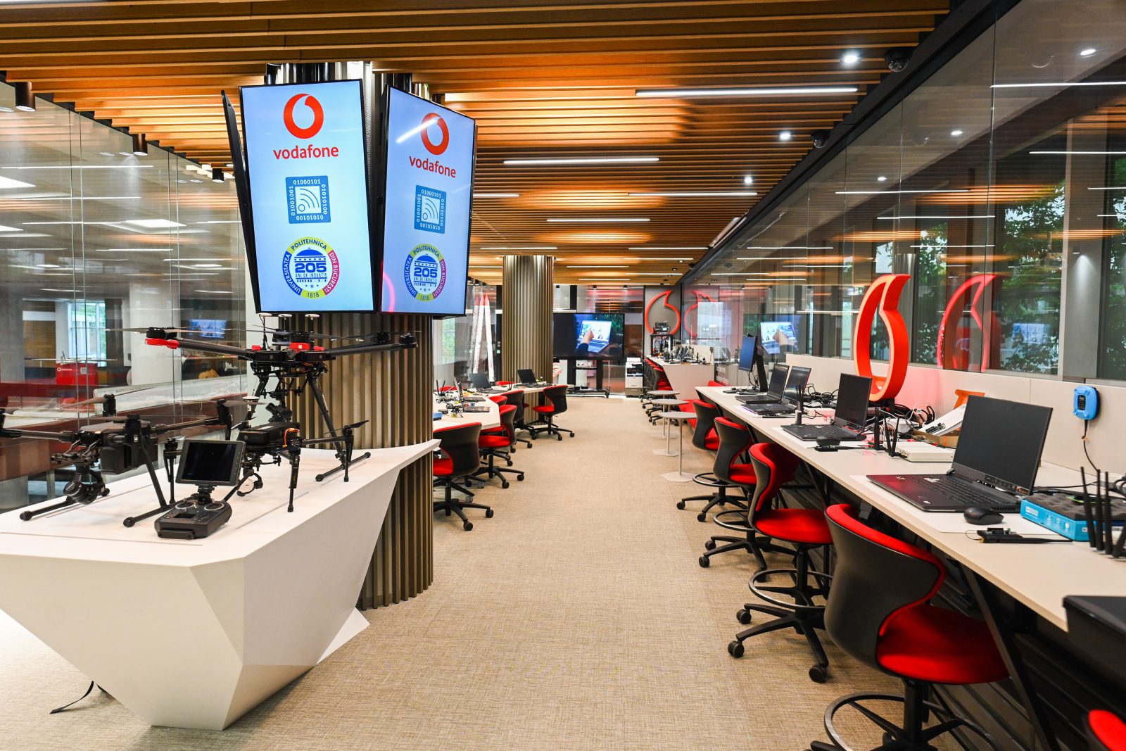 Vodafone România construiește prima rețea mobilă privată educațională 5G Standalone