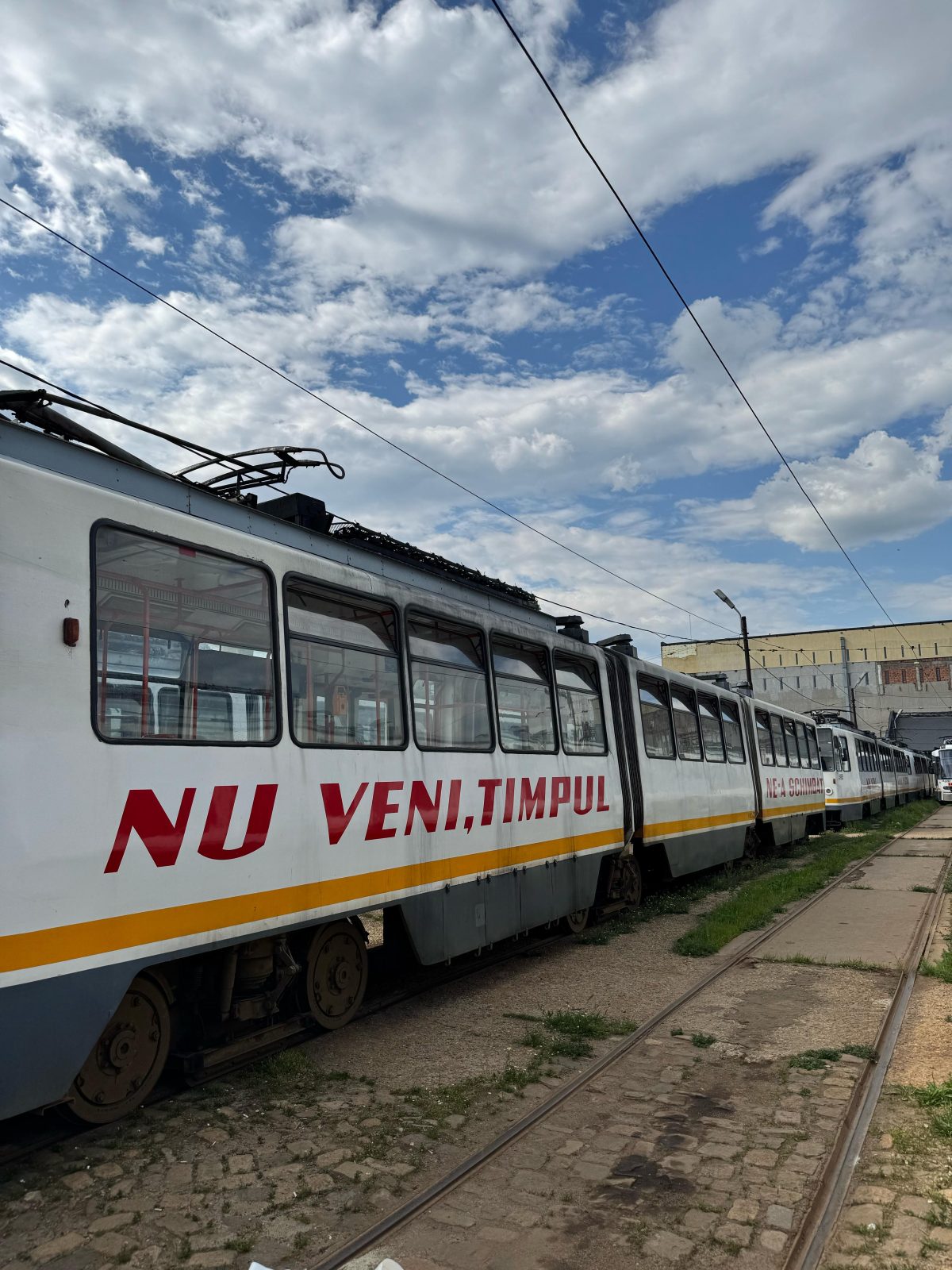 Nostalgia 2025 aduce cea mai neconvențională campanie din București: tramvaiele ”NU VENI”