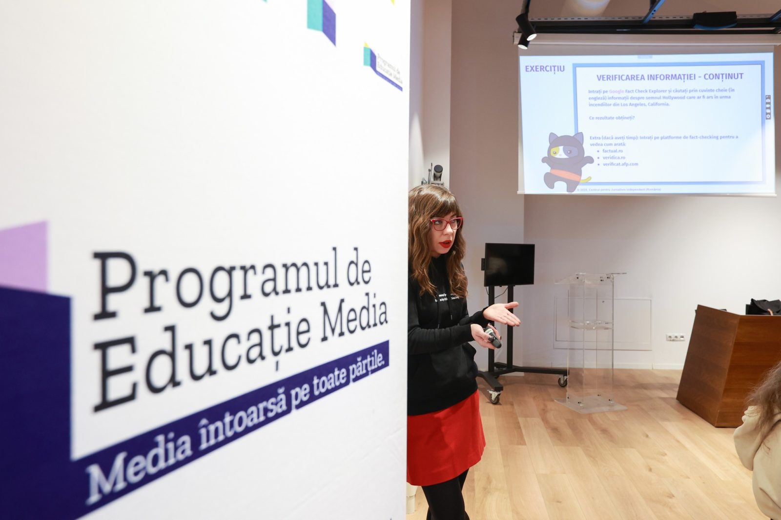 Peste 50.000 de elevi sunt mai bine pregătiți să recunoască dezinformarea, prin Programul de Educație Media al CJI