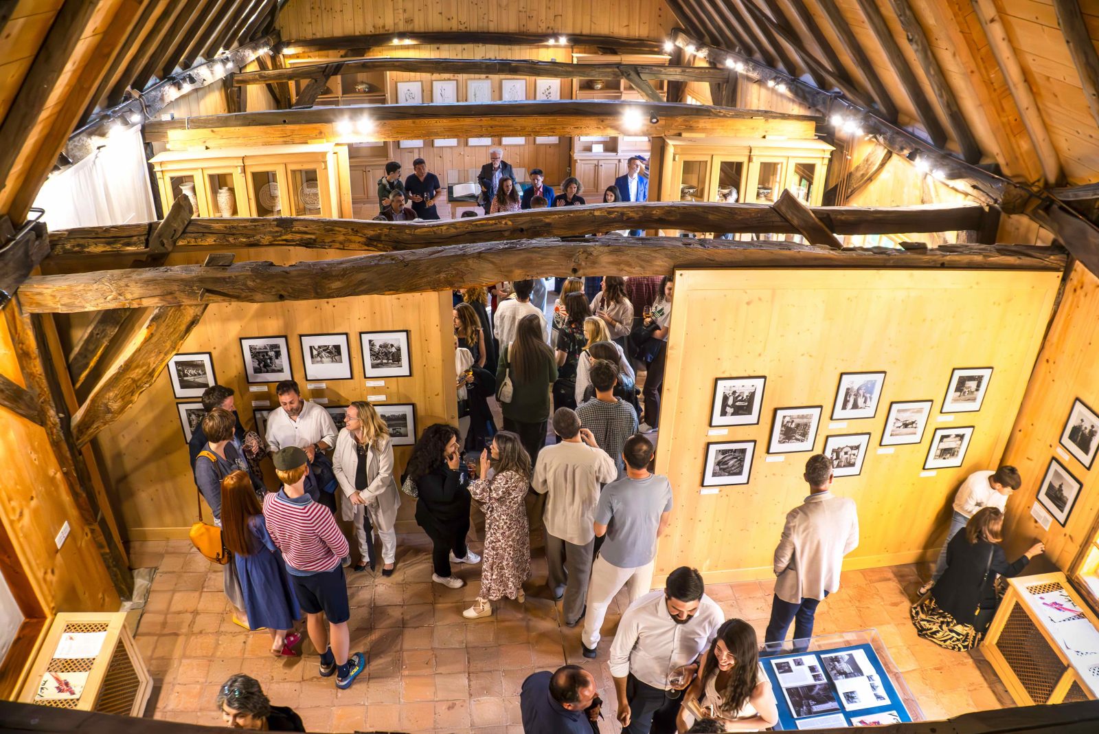 ES Giles Portman, Ambasadorul Marii Britanii în România, în vizită la expoziția Lee Miller’s Romania...