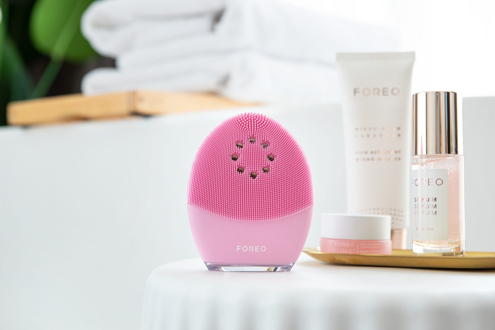 Tehnologiile FOREO folosite de vedete pentru un ten curat, luminos și protejat 2 M 09 FOREO LUNA 4 plus Normal Product on the table