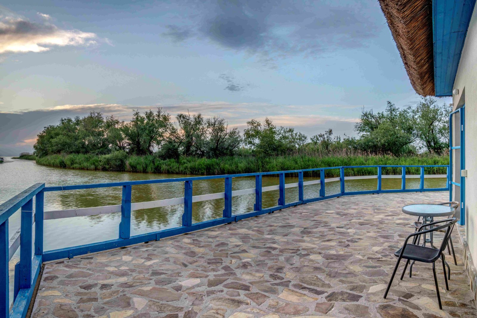 gura portitei 4 Terasa Zaton Vila lac pe insula