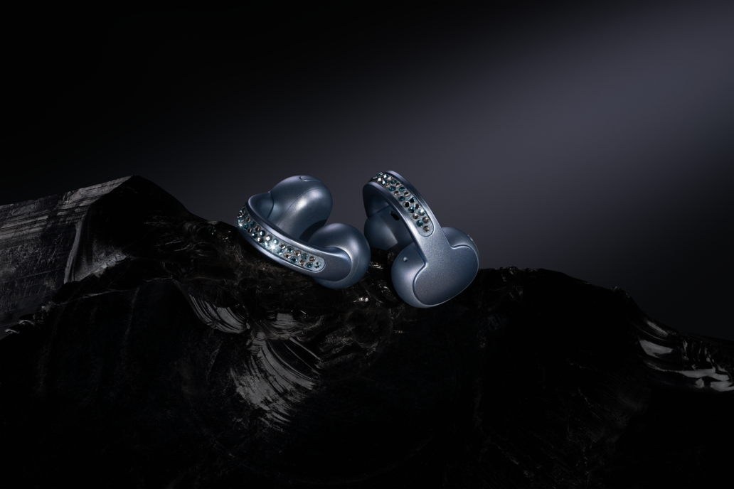 MOTOROLA RAZR SWAROVSKI TABLETOP1 1