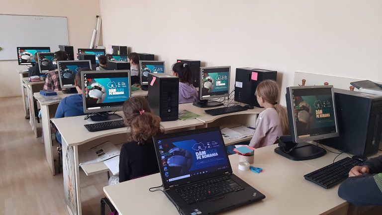 Școlile și ONG-urile din comunități vulnerabile pot primi calculatoare recondiționate. Ultima zi de înscrieri este 5 octombrie.  