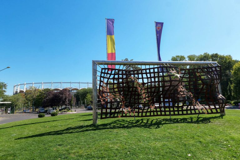 Rusu+Bortun - Monumentul Generatiei de Aur