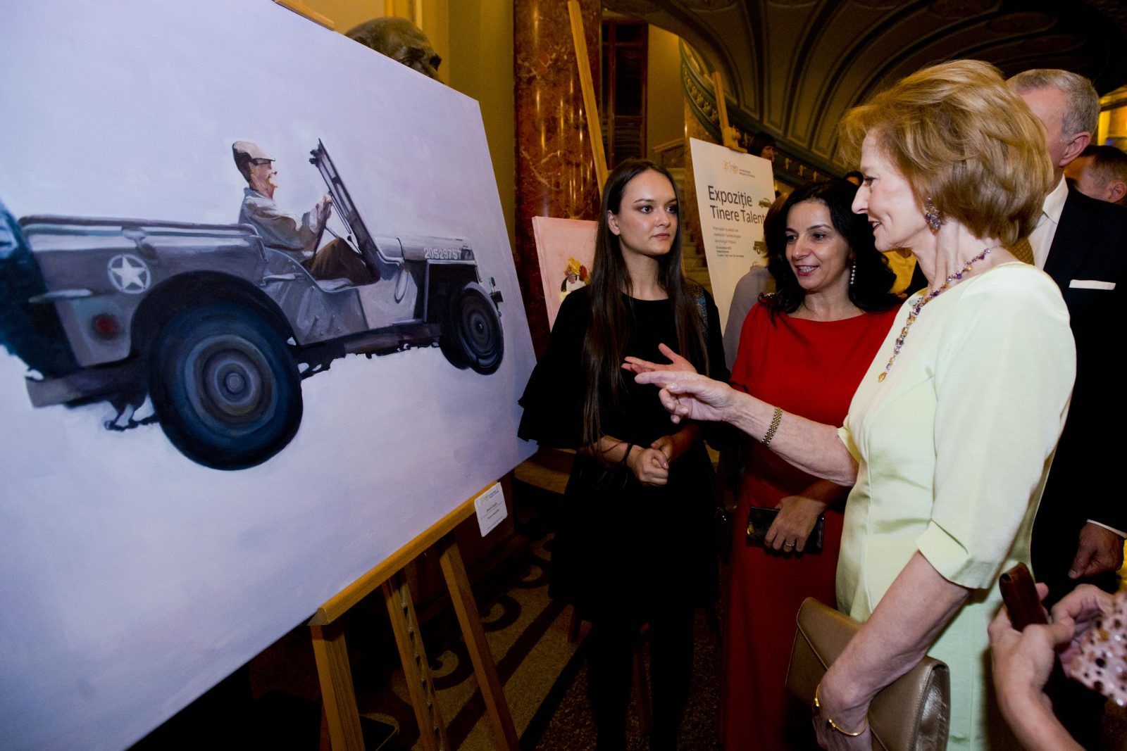 Concertul Regal Caritabil, organizat de Fundația Regală Margareta a României, a atras peste 200.000 de euro 2 Familia Regala viziteaza expozitia bursierilor foto Daniel Angelescu