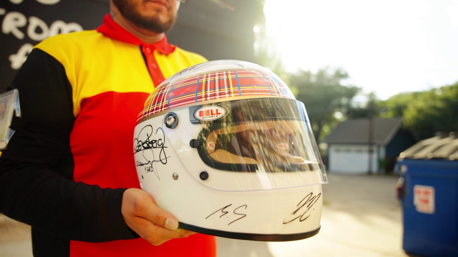 Cele mai neobișnuite livrări făcute de DHL în 2025 1 4 Helmet signed by 20 F1 champions photo DHL