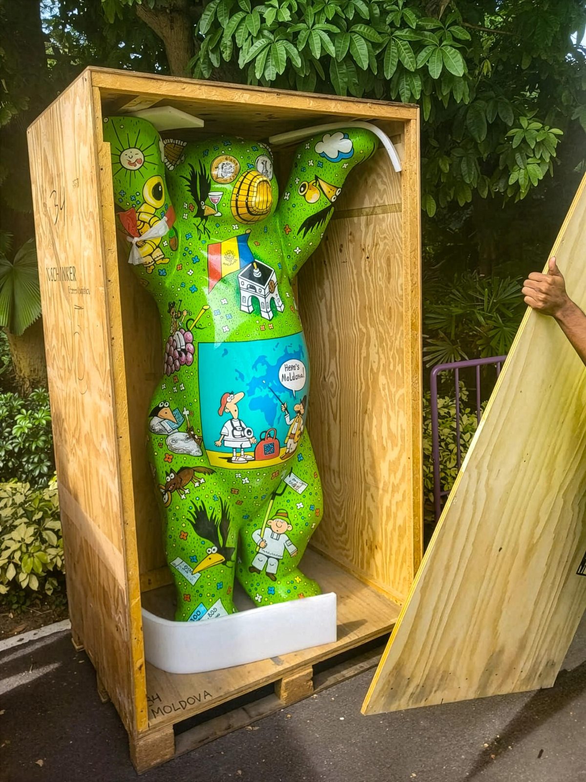 Cele mai neobișnuite livrări făcute de DHL în 2025 2 6 Delivering Buddy Bears to Singapore photo Rogers Asia