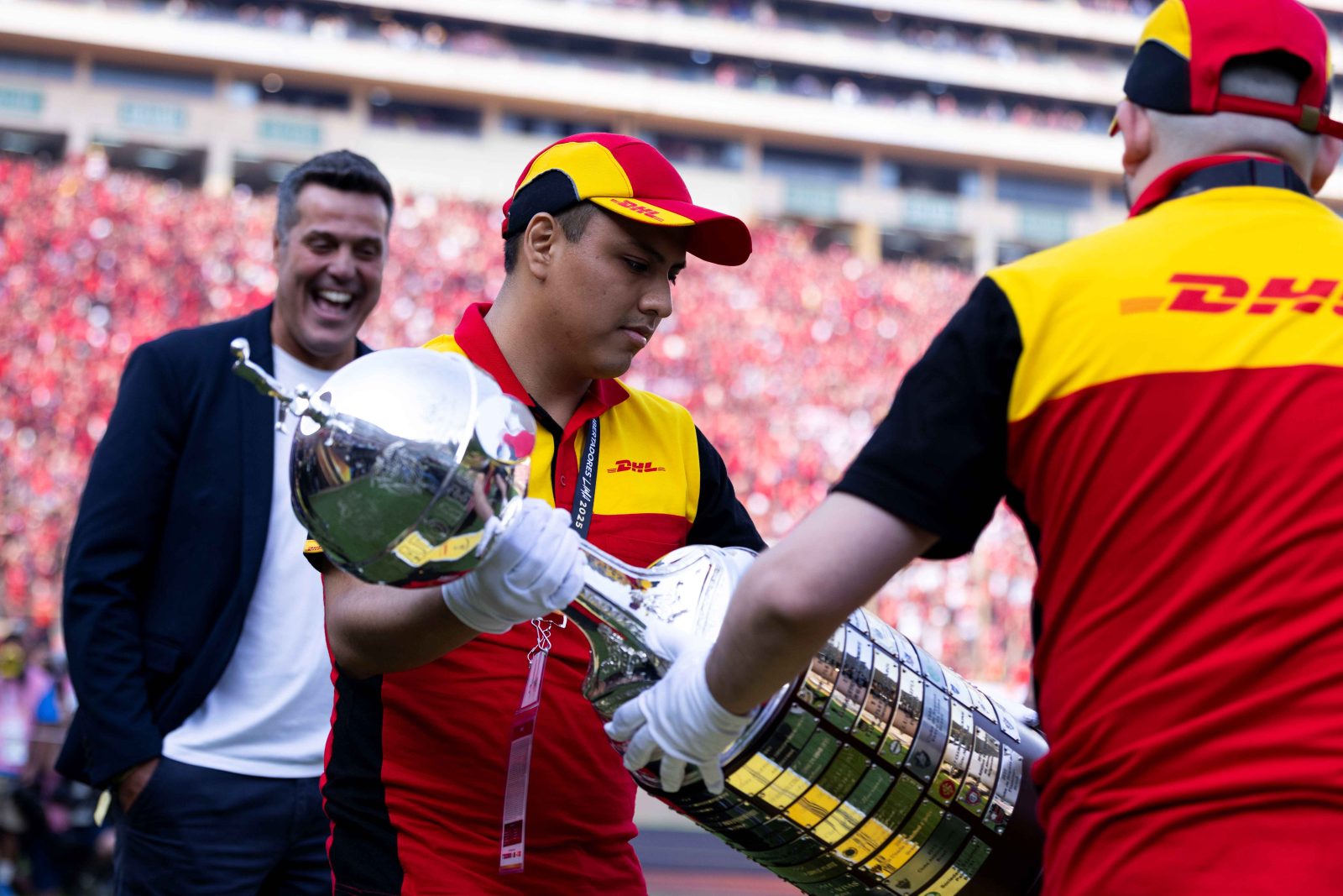Cele mai neobișnuite livrări făcute de DHL în 2025 4 8 Trophy at the CONMEBOL Libertadores Final 2025 photo DHL