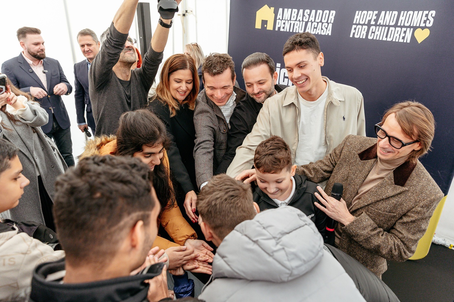 David Popovici, Amalia Enache, Mihai Morar, Marius Manole și Alexandru Tomescu, alături de Hope and ...